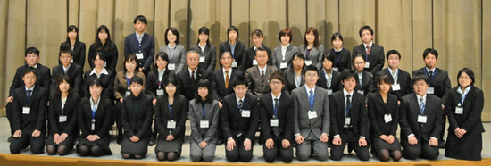 神長氏、県教育長、総合教育センター所長を囲んでの全体写真（後半の班）