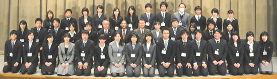 神長氏、県教育長、総合教育センター所長を囲んでの全体写真（前半の班）