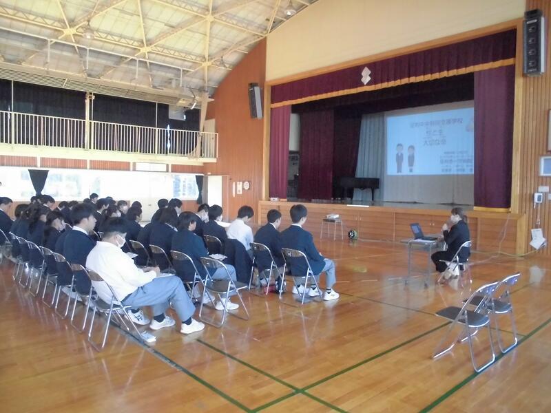 講話を聞く様子