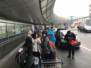 空港で先生方のお別れ