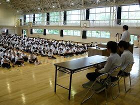 体育館での全体会 体育館での全体会