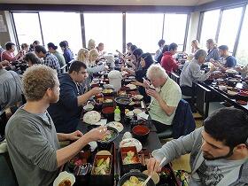 中禅寺湖畔近くの食堂で昼食