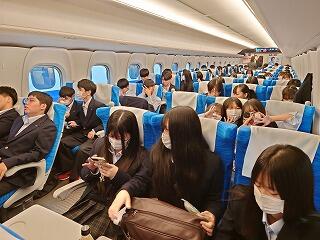 新幹線での生徒たちの様子
