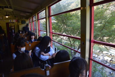 トロッコ列車乗車中の生徒の様子