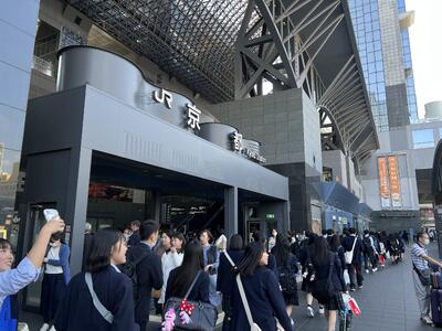 京都駅での生徒たちの様子