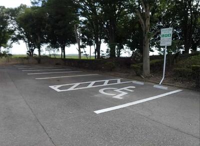 本校に設置したおもいやり駐車スペース