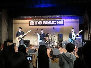 イベントの最後の演奏を行った２年生バンドPlum berry