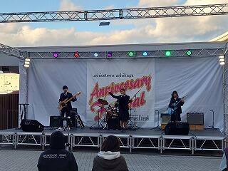 アシコタウン周年祭での演奏の様子
