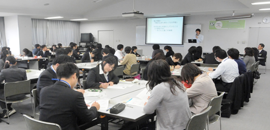 講話を聴く受講者の皆さん