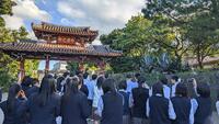 首里城守礼門前で説明を聞く生徒