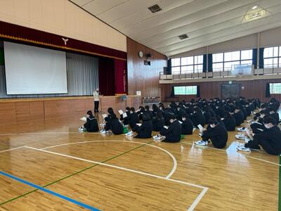27日の進路指導部長講話の様子