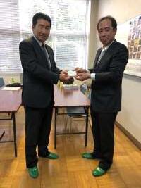 新会長への名刺譲渡