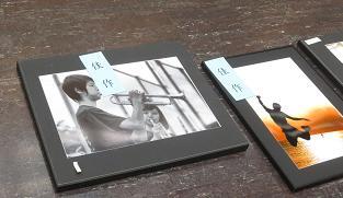 左のモノクロ写真が本校生徒受賞作品 左のモノクロ写真が本校生徒受賞作品