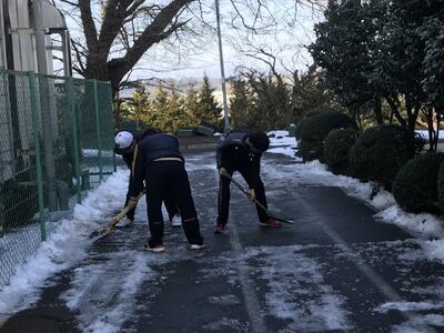 雪かきしている野球部員