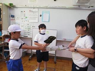 4年生　新聞紙遊び