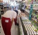 お酒の品出し、段ボールたたみ