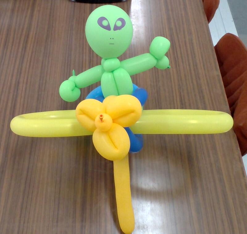バルーンアートで作られた宇宙人です