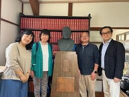 沢田校長胸像と現職教員４人で記念撮影