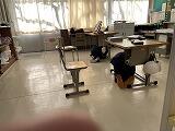 机の下で身を守る姿勢の様子