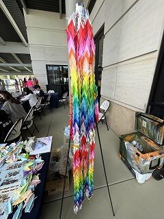 こちらの千羽鶴には昨年度制作した本校の折り鶴の一部が使用されています。