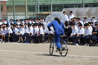 傘さし運転