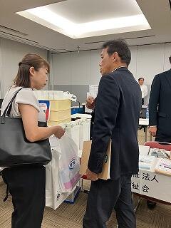 卒後施設の説明を聞く会長