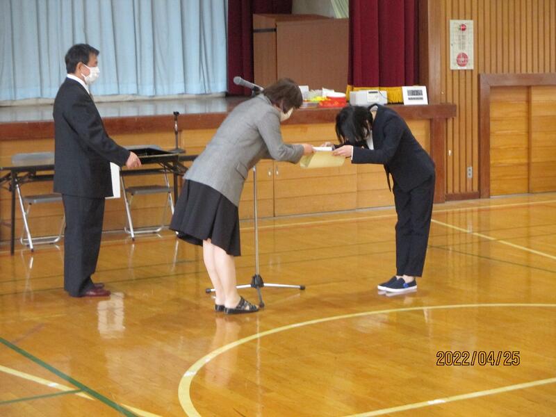 旧PTA会長への感謝状の贈呈