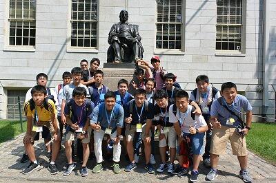 J.ハーバード像の前で集合写真
