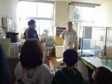 公仕の方にインタビューをしています。