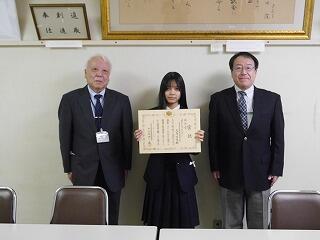 左から寒河江所長　大高さん　石塚校長