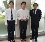 U19日本代表平塚君(中央)と、彼を激励した見木校長(右)生徒会長小川君(左)