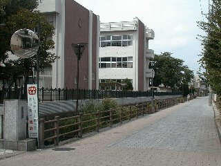 旧県庁堀からの東校舎