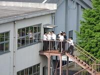 校舎の踊り場で観測する生徒