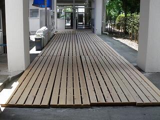 昇降口通路のスノコ