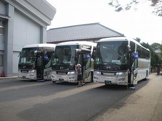 バス3台で出発