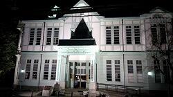 ライトアップした市役所別館（市教委）