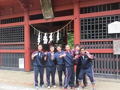 神社の前にて