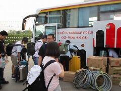 ペチャブーンで使用した機材と荷物をバスへ