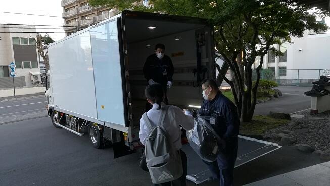 トラックへの荷物積み込み