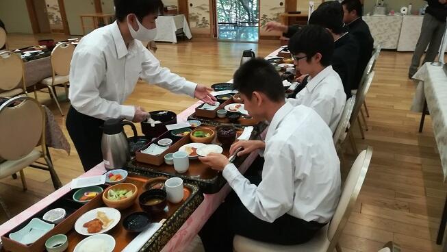 みんなで朝食配膳