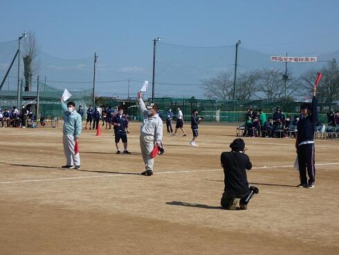 ３人の手旗は赤か白か運命の分かれ道