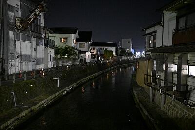 点灯後の巴波川の様子