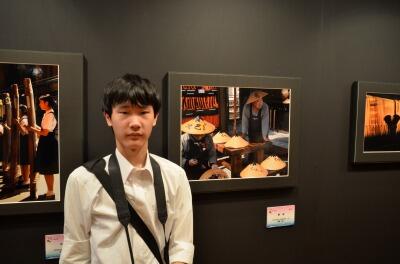 展示会場での本人と作品