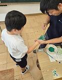 絵の具を手に塗っています（小４）