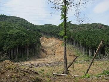 林道途中の山崩れ
