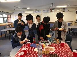 現地８