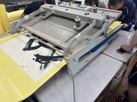 機械を使用した裏打ちの様子