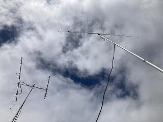 各アンテナの写真　左から144MHz,430MHz,50MHz帯用のアンテナ　周波数が低いほどアンテナは大きくなる